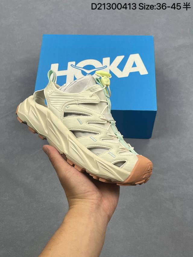 Hoka One One Hopara 户外机能山地凉鞋 1123112 #鞋型从外观就给人强烈的户外机能感，粗犷率性的厚底设计，继承了 Hoka One On