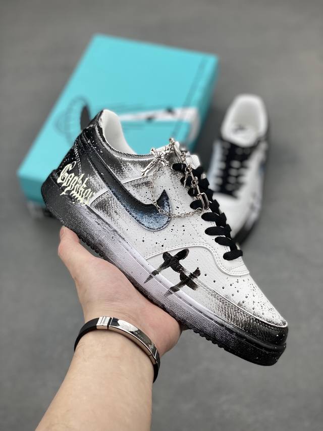 Nike Court Vision 1 Low“幻影十字架” 手绘涂鸦定制板鞋 幻影十字架常作为一种印花图案出现，具有独特的视觉效果。将幻影十字架与梵文、马蹄等