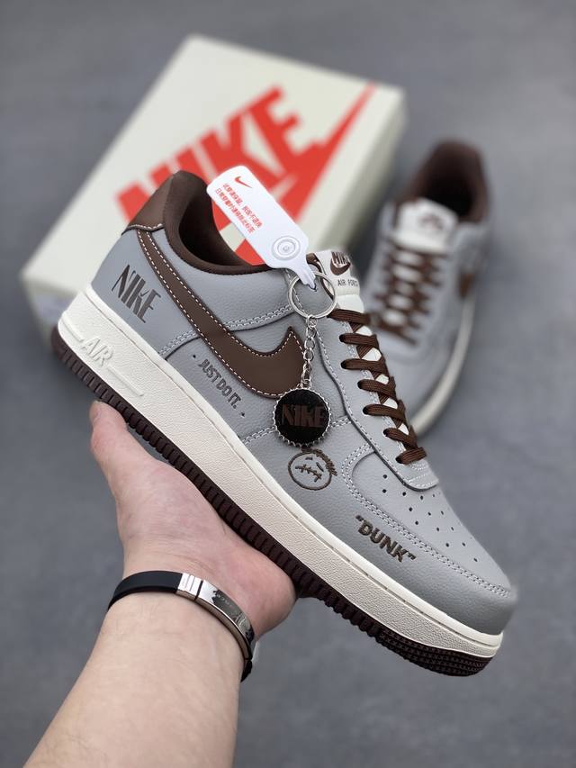 海外限量发售！公司级Nike Air Force 1 '07 Low “Nike联名 灰棕鬼脸”空军一号 低帮 运动鞋 休闲鞋 折边针车 工艺难度大 原楦头原纸
