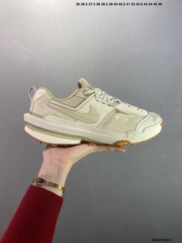 公司级Sacai X Nike Zegamadome 联名鞋款 整双鞋采用了 Zoom X 缓震科技和 Vibram 外底，在保证舒适度的同时又兼顾了耐用性，并