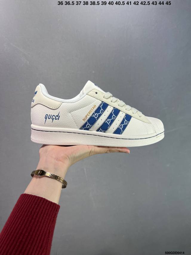 公司级Ad Originals Superstar 经典复古贝壳头板鞋 J P9300 诞生于1969年 是第一双将全皮面鞋 身与橡胶鞋头结合在一起的低帮篮球鞋