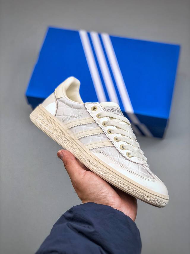 Adidas Handball Spezial 阿迪达斯经典款 复古休闲板鞋全鞋采用反毛皮制作 牛筋耐磨大底 承载青春情怀的板鞋 经典三条杠装饰鞋侧 品牌辨识度