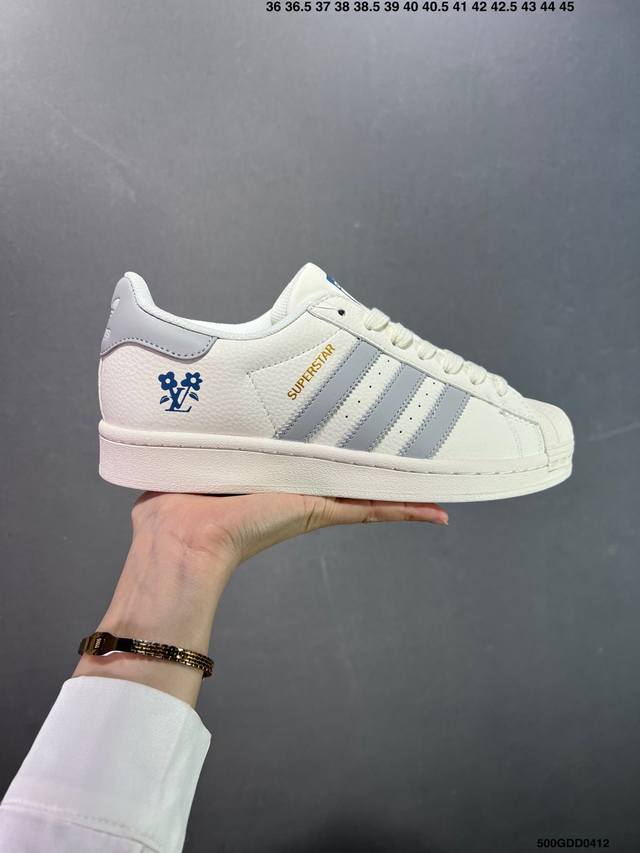 公司级Ad Originals Superstar 经典复古贝壳头板鞋 J P9300 诞生于1969年 是第一双将全皮面鞋 身与橡胶鞋头结合在一起的低帮篮球鞋