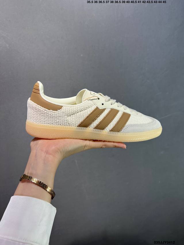 公司级Addis Original Samba Og 复古单品 复古桑巴板鞋 这款桑巴鞋展示了高质量的工艺 带有装饰的超锁缝制和无缝的手感 柔软、柔软的皮革造型
