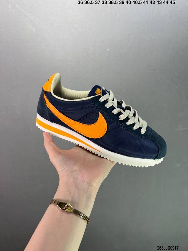 原楦开发版型#斜纹过胶工艺 耐克Nike Classic Cortez 经典阿甘休闲跑步鞋。纯粹而执着的精神，使得Cortez种在了一代人的心里，无论是否喜欢它