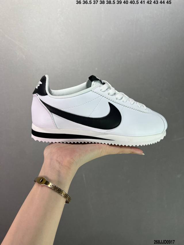 原楦开发版型#斜纹过胶工艺 耐克Nike Classic Cortez 经典阿甘休闲跑步鞋。纯粹而执着的精神，使得Cortez种在了一代人的心里，无论是否喜欢它