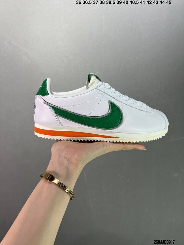 原楦开发版型#斜纹过胶工艺 耐克Nike Classic Cortez 经典阿甘休闲跑步鞋。纯粹而执着的精神，使得Cortez种在了一代人的心里，无论是否喜欢它