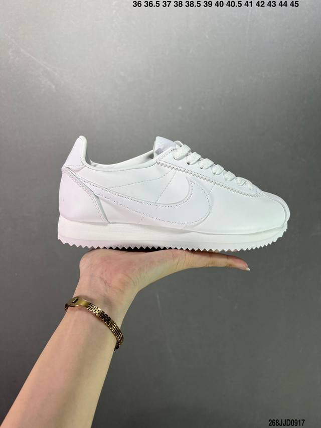原楦开发版型#斜纹过胶工艺 耐克Nike Classic Cortez 经典阿甘休闲跑步鞋。纯粹而执着的精神，使得Cortez种在了一代人的心里，无论是否喜欢它