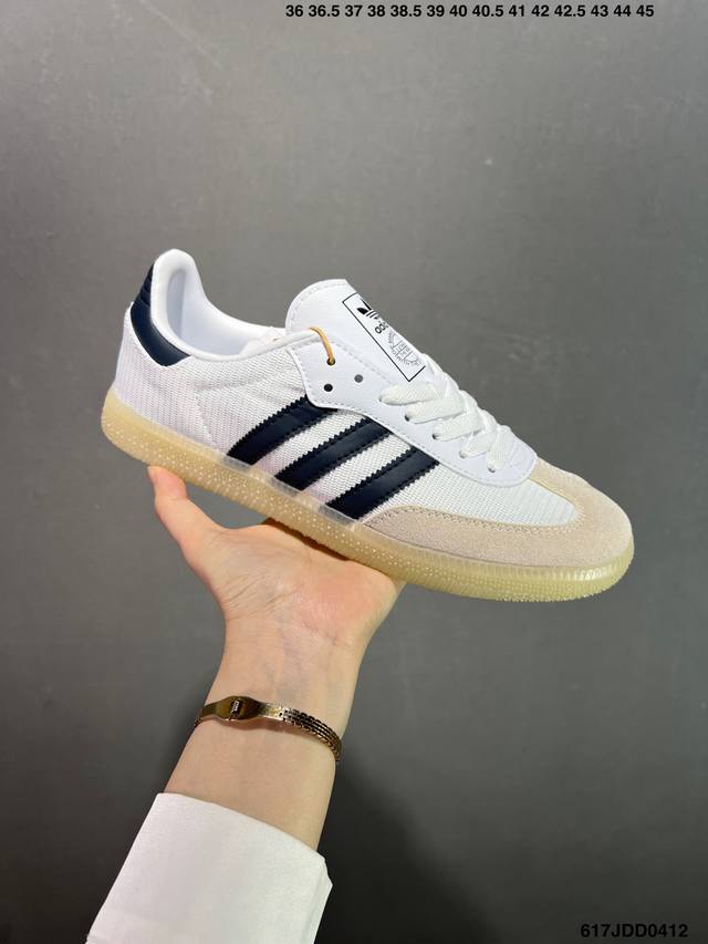 Addis Original Samba Og 复古单品 复古桑巴板鞋 这款桑巴鞋展示了高质量的工艺 带有装饰的超锁缝制和无缝的手感 柔软、柔软的皮革造型和标志