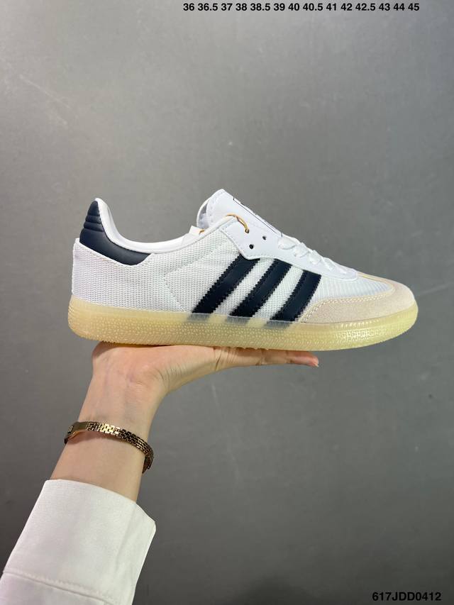 Addis Original Samba Og 复古单品 复古桑巴板鞋 这款桑巴鞋展示了高质量的工艺 带有装饰的超锁缝制和无缝的手感 柔软、柔软的皮革造型和标志