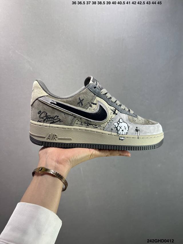 公司级Nk Air Force 1′07 Low 空军一号低帮百搭休闲运动板鞋 Df0188-042 柔软、弹性十足的缓震性能和出色的中底设计 横跨复古与现代的