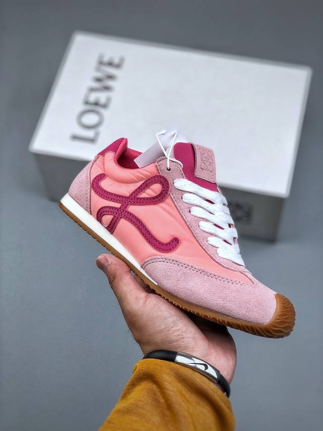 配件+10 罗意威Loewe Ballet Runner 2.0 Sneakers 芭蕾舞2.0系列阿甘复古风德训薄底百搭休闲运动鞋 采用反绒牛皮革拼接头层皮饰