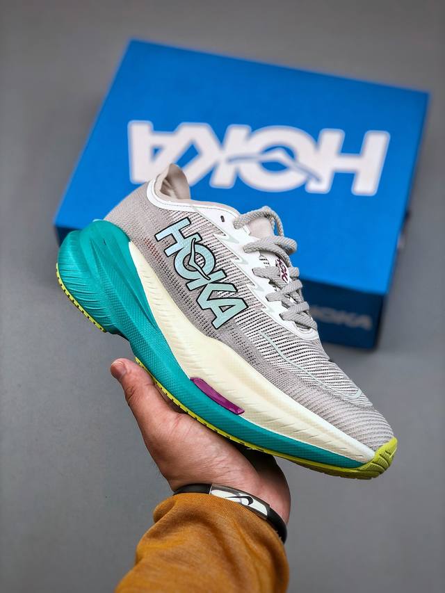 Hoka One One Mach X 2 全新配色 低帮轻量户外越野休闲运动慢跑鞋这个品牌来自于新西兰的毛利语，Hoka表示大地，One One表示飞越，连起