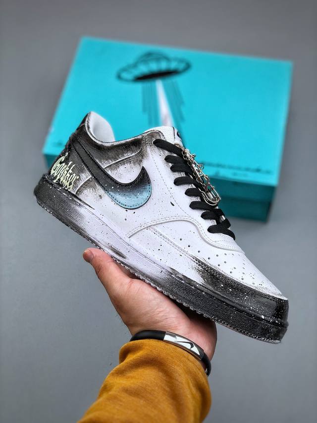 Nike Court Vision 1 Low“幻影十字架” 手绘涂鸦定制板鞋幻影十字架常作为一种印花图案出现，具有独特的视觉效果。将幻影十字架与梵文、马蹄等元