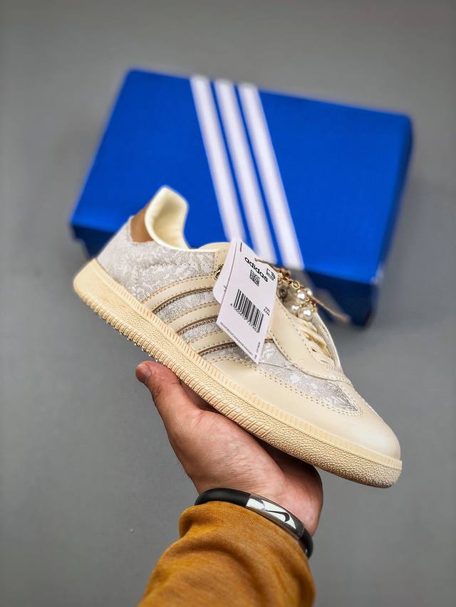 Addis Original Samba Og 复古桑巴板鞋 这款桑巴鞋展示了高质量的工艺 带有装饰的超锁缝制和无缝的手感 柔软、柔软的皮革造型和标志性的3条纹