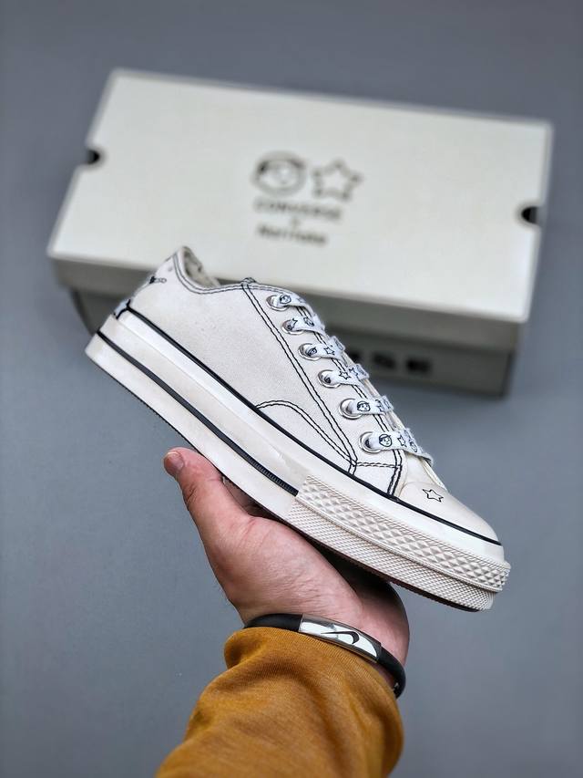 王源同款 Converse X Noritake联名系列，将简约与潮流完美融合。经典的1970S鞋型，米白色鞋面搭配精致的线条勾勒，鞋身俏皮的小人头与星星图案，