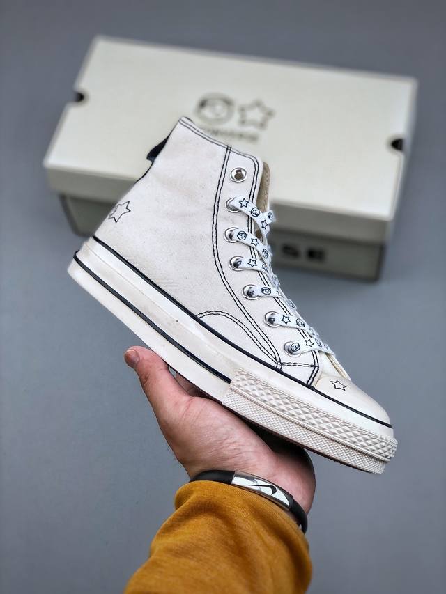 王源同款 Converse X Noritake联名系列，将简约与潮流完美融合。经典的1970S鞋型，米白色鞋面搭配精致的线条勾勒，鞋身俏皮的小人头与星星图案，