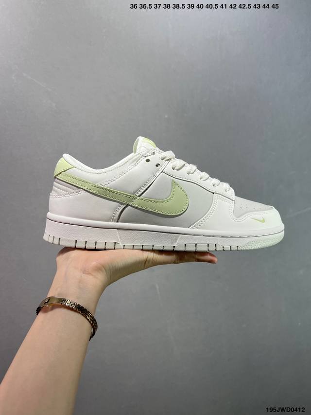 公司级Nike Dunk Sb Low 全新配色 定制Dunk Sb顾名思义，具有经典的Dunk血缘，又注入了更多的时尚元素。相较于普通的Dunk滑板鞋，改良版