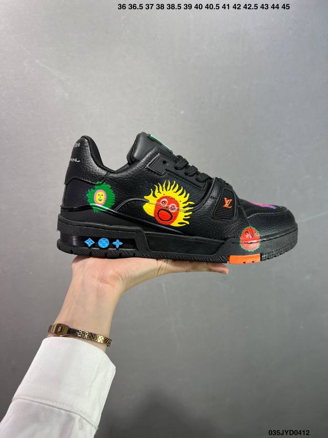 公司级路易威登 Louis Vuitton Lv路易威登板鞋 新款 Lv Trainer最新配色运动鞋 L家 篮球鞋风格运动鞋 该鞋由艺术总监 Virgil A