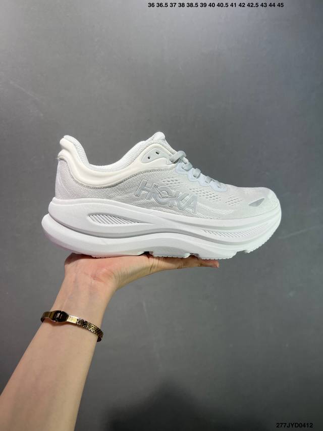 公司级Hoka M Bondi 9 轻盈跑鞋 这个品牌来自于新西兰的毛利语，Hoka表示大地，One One表示飞越，连起来就是飞越地平线，One One不是读