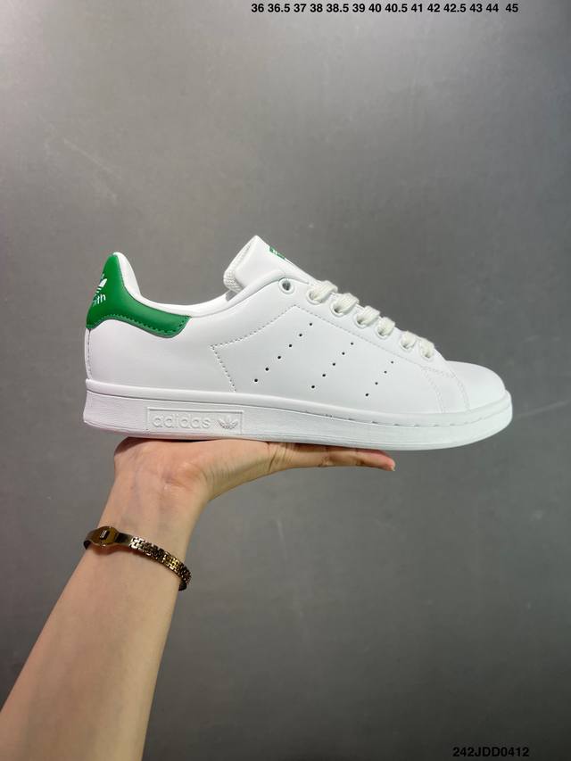 Adidas Originals Stan Smith 此款鞋采用近几年比较流行的版型设计，外观时尚大气。鞋底采用耐磨的材质，穿上它，让您感觉到舒适的体验。 货