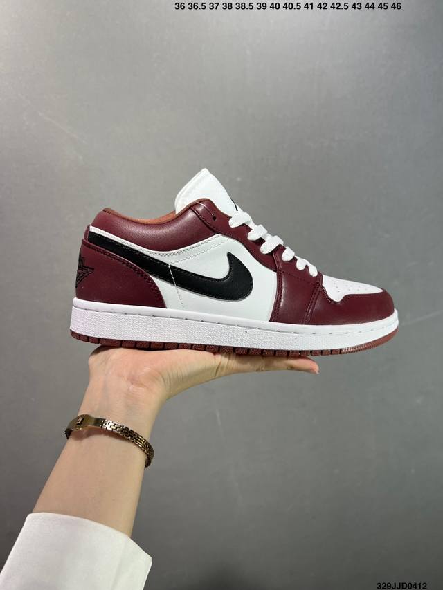 Air Jordan 1 Low ”Lsland Green“ 低帮 Aj1 乔丹1代 Aj1 乔1 低邦 黑白绿 乔丹篮球鞋系列 鞋身整体以白、黑、绿三色打造