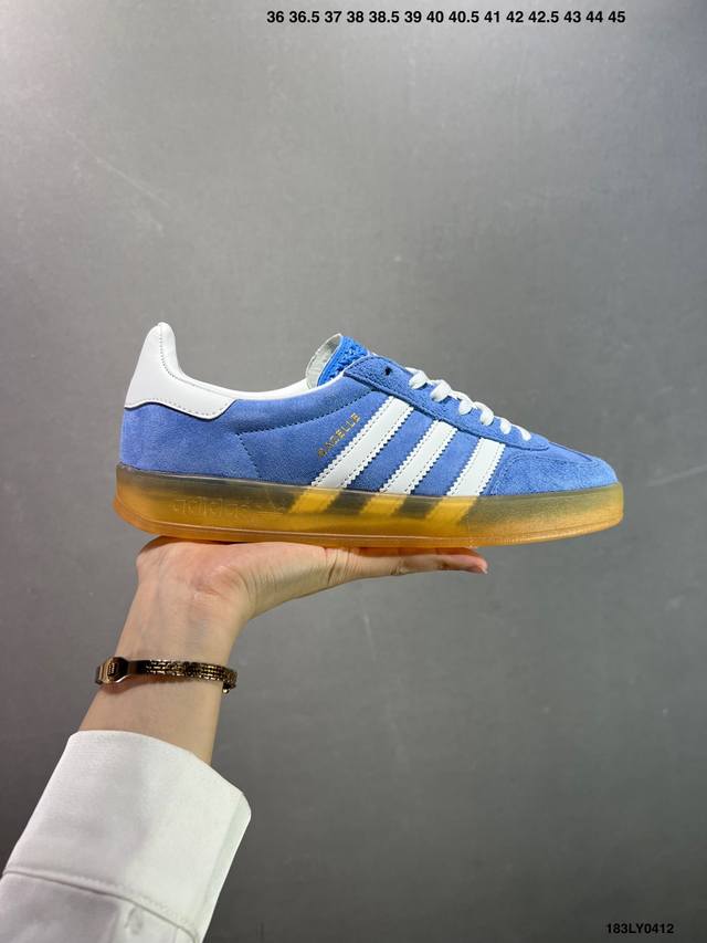 Adlidas Originals Gazelle Indoor ”这款阿迪达斯运动鞋是 1979年 Gazelle Indoor 运动鞋的复兴，柔软的绒面革和