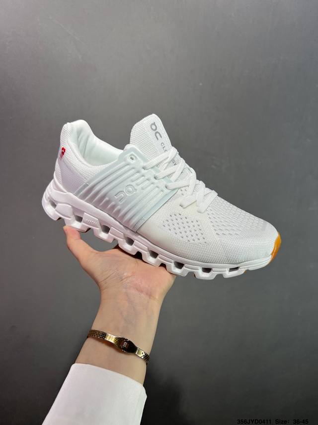 公司级新一代跑练结合多功能训练鞋Cloud X3，延续轻量脚感且灵活反馈的同时，提高贴合度和透气性;沿袭On的专业跑鞋科技，升级贴合度，搭载星形系带系统，三层网