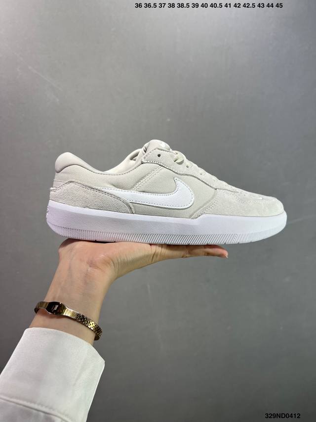 耐克Nike Sb Force 58是一款将前沿创新带入街头的单品，它具有硫化杯底，具有出色的耐用性和灵活性。使用帆布和绒面革，在饰面上放置通风口，它自始至终都