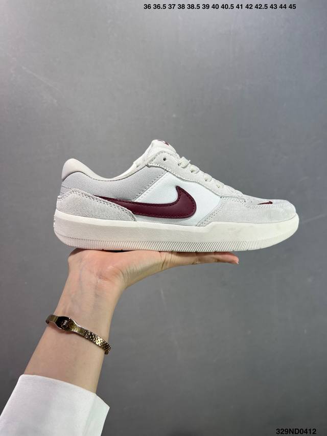 耐克Nike Sb Force 58是一款将前沿创新带入街头的单品，它具有硫化杯底，具有出色的耐用性和灵活性。使用帆布和绒面革，在饰面上放置通风口，它自始至终都