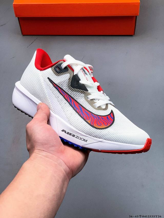 Nike Air Zoom Rival Fly 4 轻量跑鞋 鞋面采用舒适材质，提升上脚体验。鞋身延续了经典款式设计，并加强了鞋面的包裏和支撑性能。鞋底精心打造