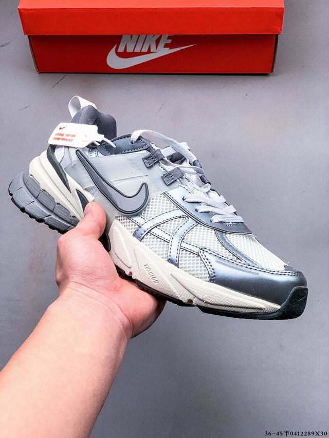 耐克Nike V2K Run新款百搭休闲跑步鞋 复古风潮 网面透气 紧致的鞋面材质提供良好的包裹性 鞋侧 Swoosh以及鞋头部分搭配增添不少亮点的镀铬细节 鞋