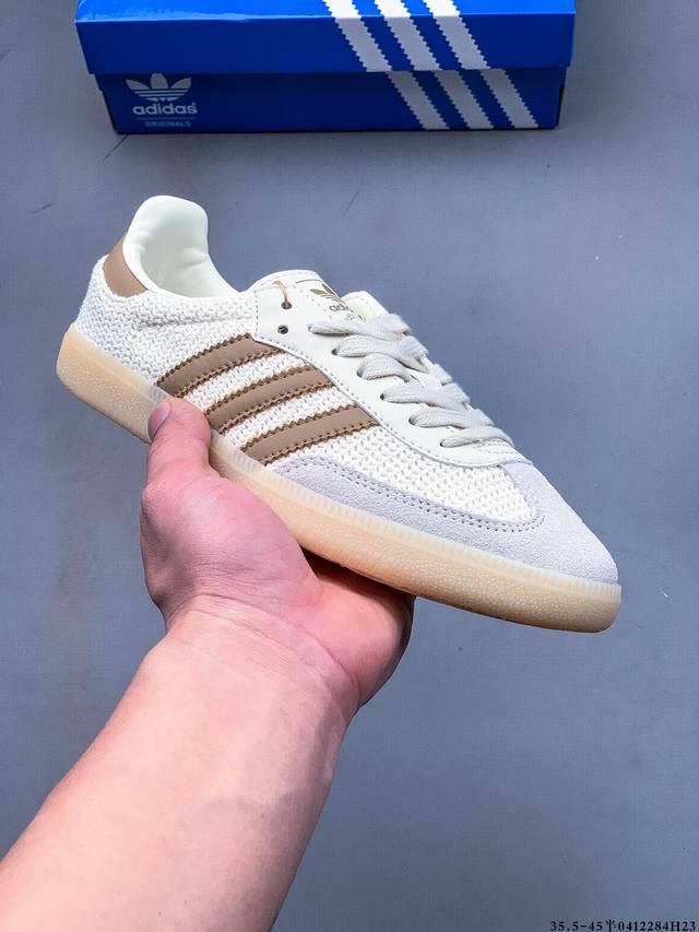 二层真标！Adidas Samba Og 经典鞋款 Adidas 近70年的经典Samba Og 修长的鞋楦,略微尖尖的鞋头,翻毛皮的鞋头拼接,这些我们都看得到