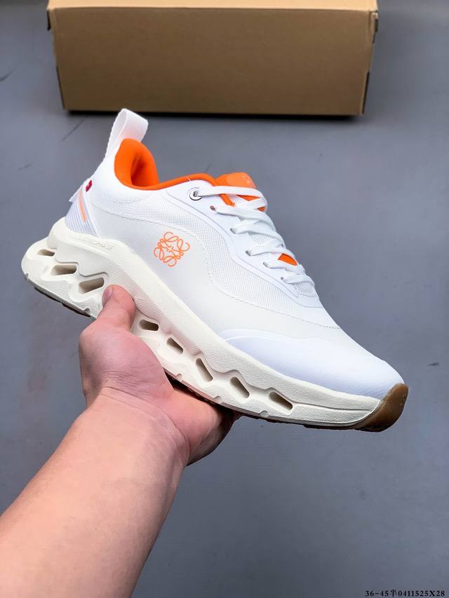 集图 Loewe X On昂跑Cloud Tilt 罗意威 联名轻量运动休闲鞋！杨幂同款，脚感很舒服，鞋底柔软且包裹性好，上脚显腿长，不用系鞋带很方便～ 不管休