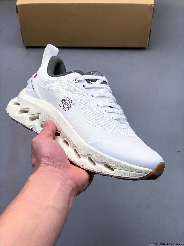 Loewe X On昂跑Cloud Tilt 罗意威 联名轻量运动休闲鞋！杨幂同款，脚感很舒服，鞋底柔软且包裹性好，上脚显腿长，不用系鞋带很方便～ 不管休闲还是