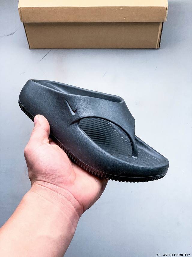 耐克Nike Calm Flip Flop 夏季新款厚底增高人字拖 采用出众回弹的柔软泡绵,质感轻盈，易于搭配，方便收纳。匠心设计，打造海滩或泳池的理想之选;结