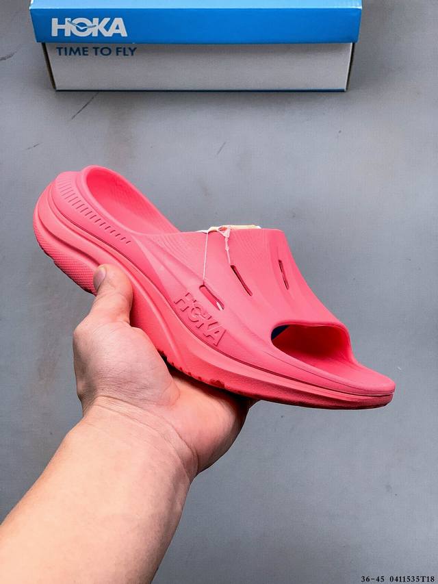 集图 Hoka One One 夏季新款百搭沙滩拖鞋 Hoka在超厚中底方面的积累 让它跑在了其他厂商的前面 推出的沙滩拖鞋以缓震和轻量的优势 得到众多跑者的青