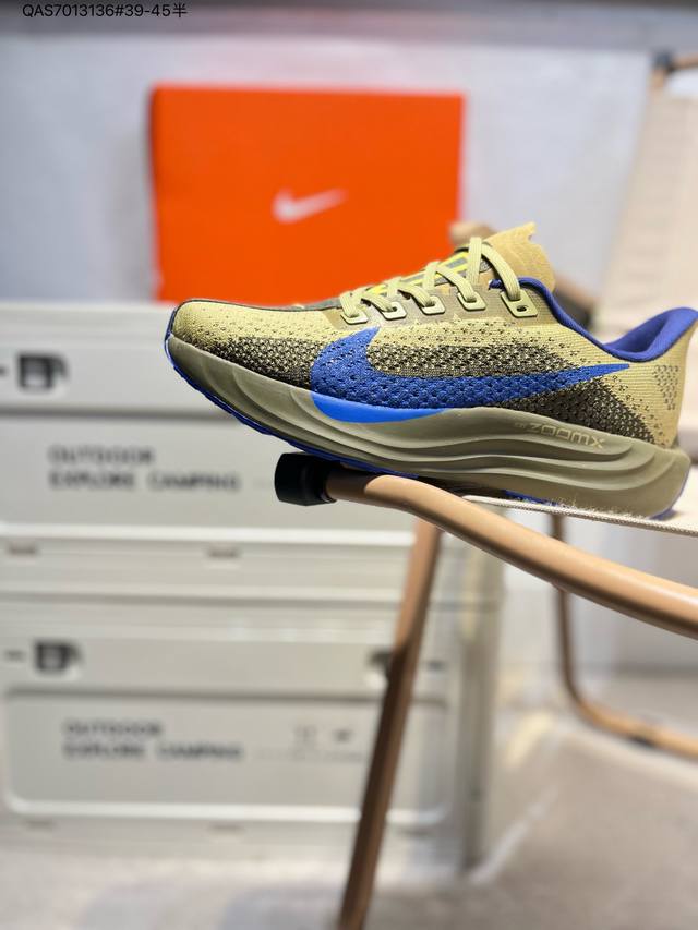 采用弹性 Flyknit 飞织鞋面材质#内里嵌入定型海绵#全掌型 Zoomx 泡绵中底#外置防滑耐磨橡胶底片竞训神鞋飞马Plus回归,耐克Nike Air Zo