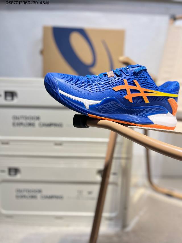 Asics Gel-Resolution 9亚瑟士经典跑鞋 如今机能风和户外风吹得正劲，便是主打“Urban Outdoor机能越野风格”，城市和户外场景都能轻