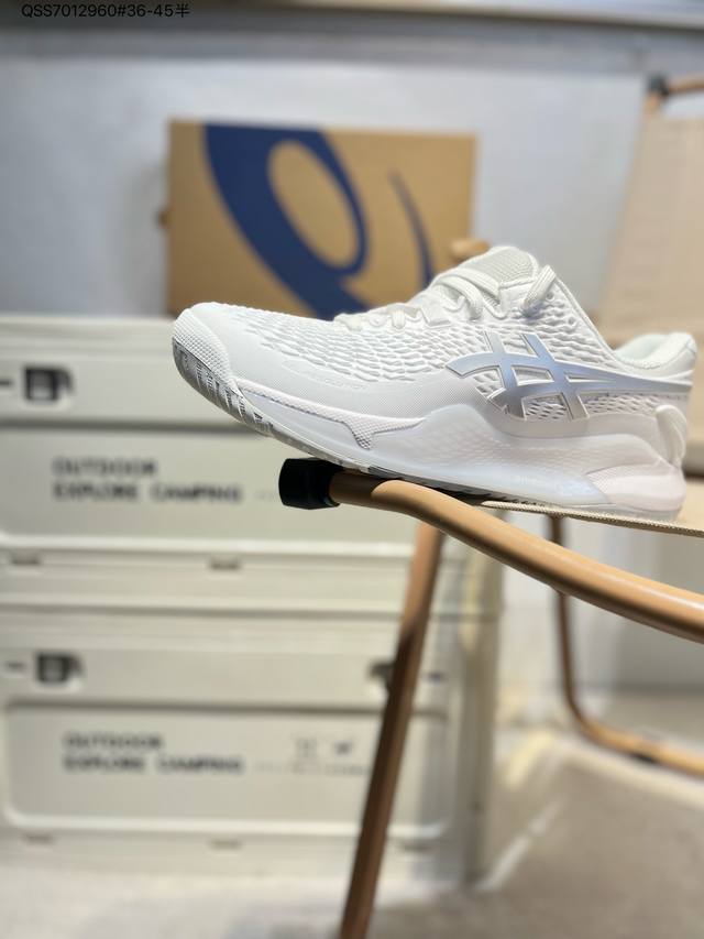 Asics Gel-Resolution 9亚瑟士经典跑鞋 如今机能风和户外风吹得正劲，便是主打“Urban Outdoor机能越野风格”，城市和户外场景都能轻