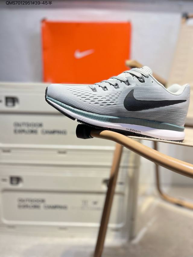 Nk Air Zoom Pegasus 34 登月跑鞋 登月34代超轻网面跑步鞋 脚跟区域营造出色舒适度，而在鞋底部分，搭载全掌型Zoom Air配置耐克网面透