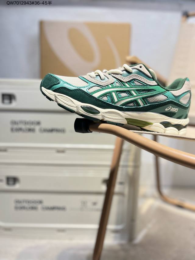 Asics Gel-Nyc亚瑟士经典跑鞋 如今机能风和户外风吹得正劲，便是主打“Urban Outdoor机能越野风格”，城市和户外场景都能轻松应对。关键是跑鞋