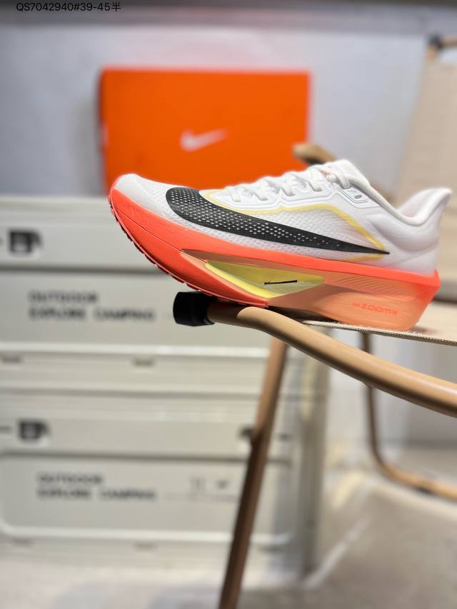 Nike Air Zoom Alphafly Next% Fly6 整体采用前作的设计语言，并且对后者的细节进行升级，马拉松和长距离路跑的性能极限设计而生Ib6
