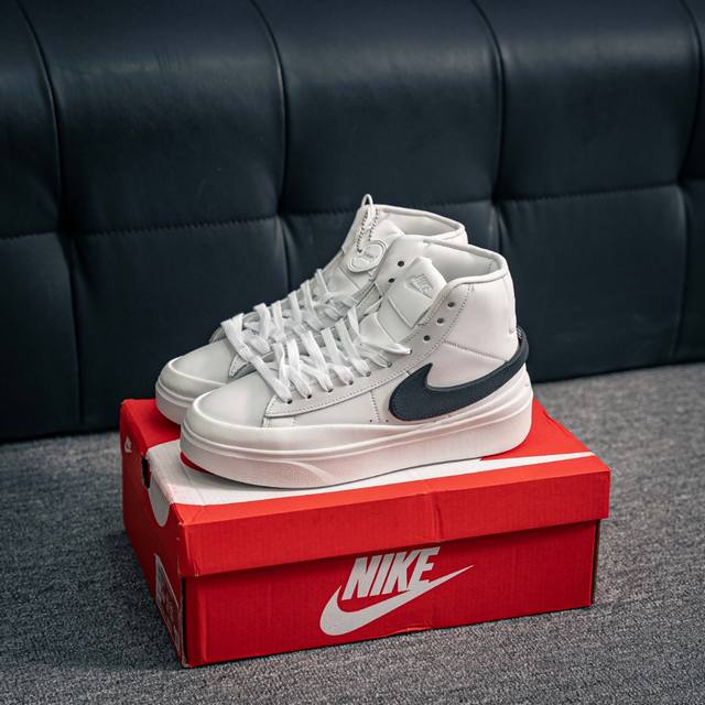 核心私 Nike Blazer Phantom Low男女子运动板鞋 厚底增高休闲鞋。采用轻盈利落设计，焕新演绎经典鞋款。该鞋款带来舒适足底体验，结合鞋侧壁加固