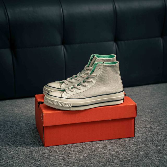 核心私 Converse Chuck 70S新款 当季新品 拼接白绿撞色帆布鞋 匡威70S新配色来喽，这个颜色也太高级了吧，浅灰色和白色的拼接色内里透出淡淡的果