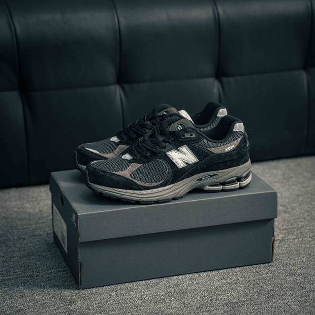 核心私 New Balance 2002 复古休闲跑步鞋 最新出的2002R系列，鞋款延续了经典科技，升级版N-Ergy缓震物料机能与材质上脚太舒适了，鞋面的柔