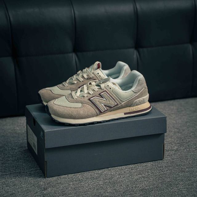 核心私 新百伦New Balance Nb5740系列 凭借多种严选的优质素材重塑出让人耳目一新又充满层次感的革新中低结构。为呼应90年代的巨大化潮流，鞋侧也点