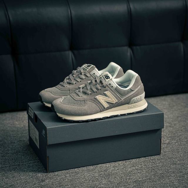 核心私 新百伦New Balance Nb5740系列 凭借多种严选的优质素材重塑出让人耳目一新又充满层次感的革新中低结构。为呼应90年代的巨大化潮流，鞋侧也点