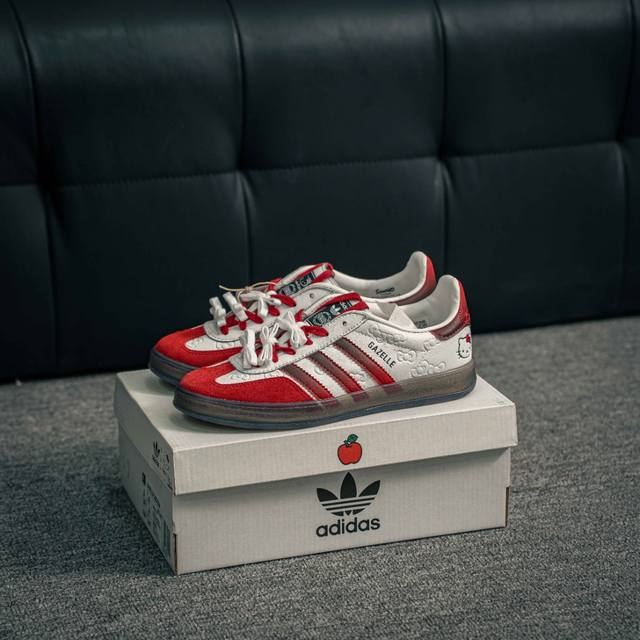 核心私 Adidas Originals Gazelle Indoor 三叶草复古防滑耐磨低帮板鞋 鞋款采用柔软的绒面革和耐用的皮革衬里融合在橡胶外底上 货号：