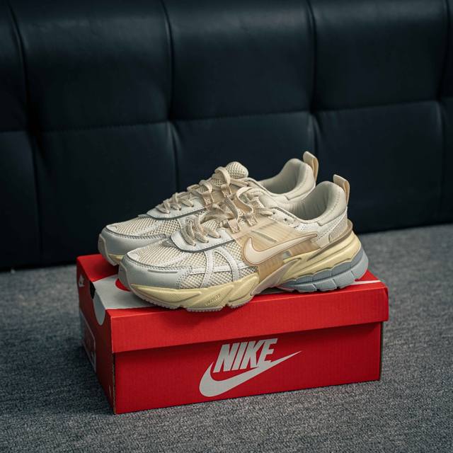 核心私 Nike V2K Run 减震防滑复古低帮跑步鞋 材质上使用大面积网眼 皮革 Tpu 组成 支撑和透气性肯定不错 中底处由 Cushlon 泡绵打造 保